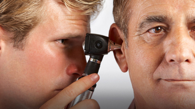 Nghe kém là biểu hiện của suy giảm thính lực (Ảnh minh họa).