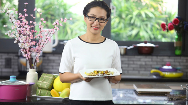 Thái Hoà trong Chuyên đề nấu ăn “5 phút cho món ngon ngày Tết” chia sẻ bí quyết nấu ăn nhanh cho các món ngon ngày Tết bằng bếp từ BlueStone.