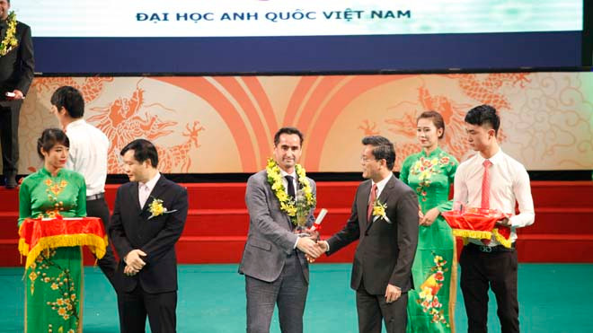 BUV nhận giải thưởng Rồng vàng uy tín với danh hiệu "Chất lượng giáo dục chuẩn Anh quốc" cho giảng dạy bậc Đại học năm 2013