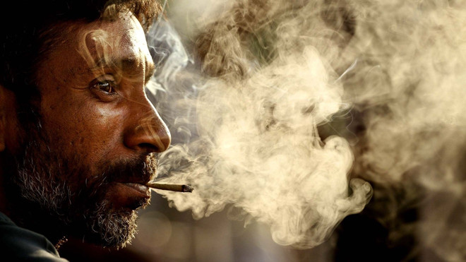 Hút thuốc làm tăng nguy cơ viêm thanh quản trong mùa lạnh (Ảnh minh họa).