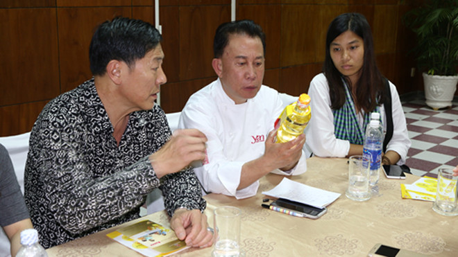 Martin Yan nghiên cứu về tính năng đặc biệt của Ranee để biến tấu các món ăn thật độc đáo