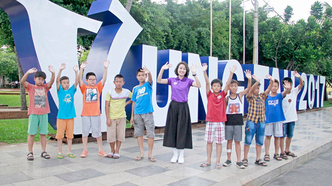 Diễn viên Sam “quậy tưng bừng” đêm lửa trại cùng các cầu thủ nhí