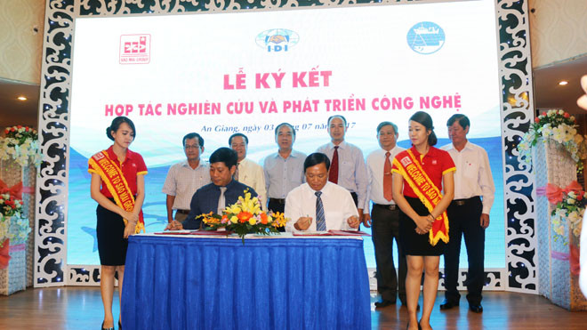 Đại diện lãnh đạo Sao Mai Group và Viện nghiên cứu Hải sản thực hiện nghi thức Ký kết Hợp đồng Hợp tác Nghiên cứu & Phát triển Công nghệ