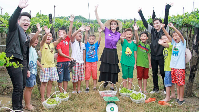 Hamlet Trương cùng ca sĩ Tăng Phúc “chơi hết mình” cùng các cầu thủ nhí