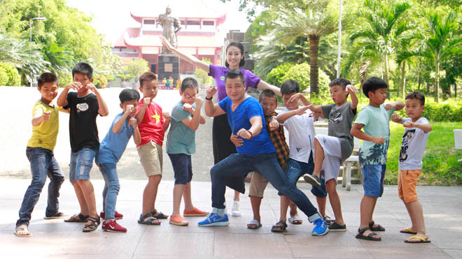 Diễn viên Lý Hùng hướng dẫn các cầu thủ nhí tập võ Bình Định