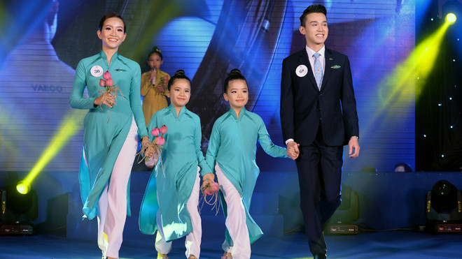 Các thi sinh trình diễn trang phục tiếp viên hàng không Vietnam Airlines