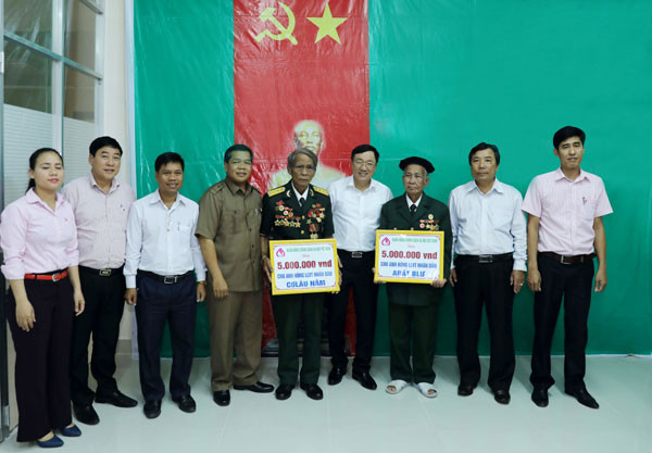 Tổng Giám đốc Dương Quyết Thắng và Lãnh đạo UBND huyện Tây Giang thăm hỏi Anh hùng lực lượng vũ trang nhân dân Cơ Lâu Nâm và Arất Blư Ảnh: Đình Hiệp - Tuấn Ngọc 