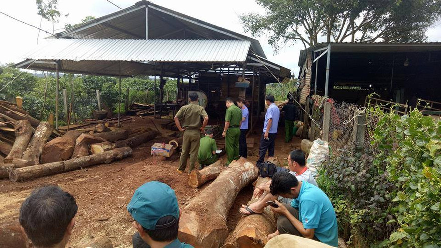 Cơ quan chức năng khám nghiệm hiện trường. 