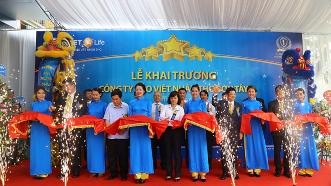 Lãnh đạo BVNT và đại diện lãnh đạo địa phương cắt băng khánh thành