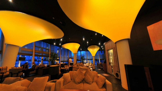 Mẫu trần nhà đẹp sử dụng hệ thống biến đổi ánh sáng