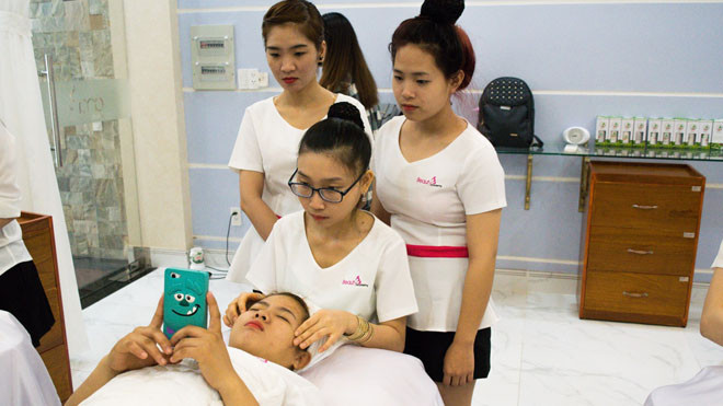 Tận hưởng các tiện ích từ dịch vụ làm đẹp là nhu cầu cơ bản của nhiều phụ nữ hiện nay