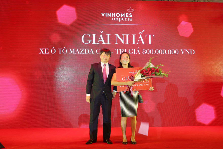 Ông Hoàng Văn Sơn - Đại điện Chủ đầu tư Vingroup trao thưởng cho chị Lê Thị Thu Hương