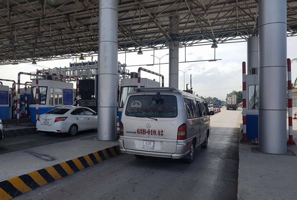 Vừa thu phí trở lại, BOT Cai Lậy đã phải xả trạm vì kẹt xe