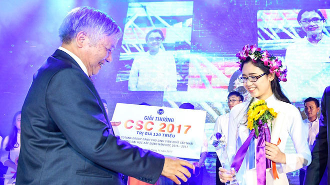 Ông Đào Ngọc Thanh - Chủ tịch Quỹ CSC - Chủ tịch HĐTV Cotana Group trao phần thưởng cho người chiến thắng Vũ Thị Hồng Nhung.