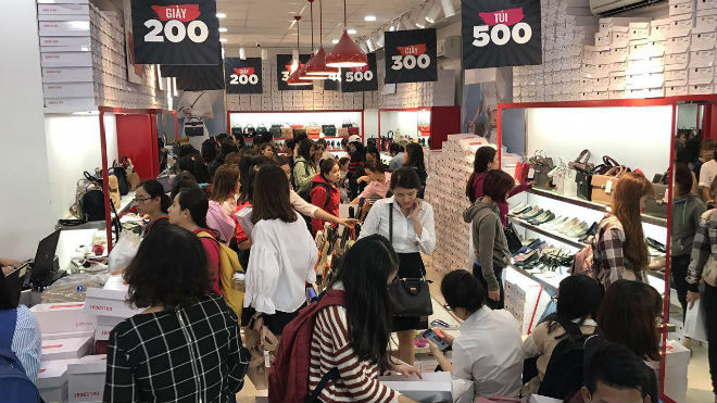 Đông đảo chị em đã có mặt tại các cửa hàng của Juno trong ngày đầu khuyến mãi để lựa chọn những món hàng mình yêu thích