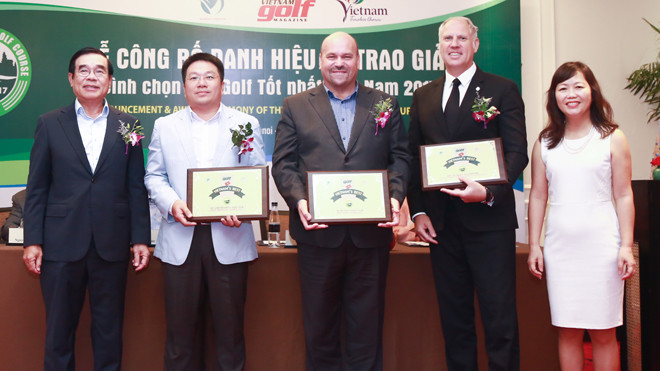 Ông Mark Reeves (Thứ hai từ phải sang) Giám đốc khối Kinh doanh Gôn Tập đoàn BRG nhận giải thưởng “Best Tourism Attractiveness Course 2017 – Sân gôn Thu hút Khách Du lịch Nhất năm 2017” dành cho BRG Đà Nẵng Golf Resort
