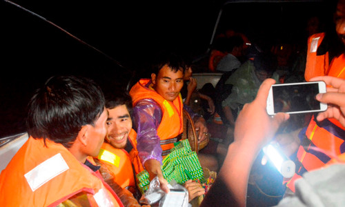 Cứu hộ an toàn các công nhân mắc kẹt do lũ lớn tại Hội An