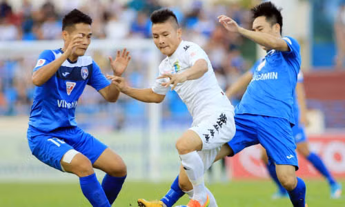 Hà Nội (áo trắng) đứng trước cơ hội bảo vệ thành công chức vô địch V-League. Ảnh: Ngọc Dung