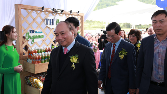 Thủ tướng Chính phủ Nguyễn Xuân Phúc và các đại biểu tham dự Lễ động thổ Dự án chăn nuôi bò sữa và chế biến sữa công nghệ cao Hà Giang của tập đoàn TH tại xã Phong Quang (huyện Vị Xuyên, Hà Giang) chiều 27/11