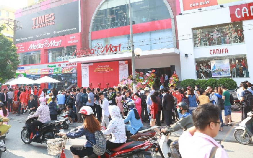  Chen chân mua sắm tại siêu thị điện máy mới khai trương trong ngày đầu Tháng khuyến mại Hà Nội 20