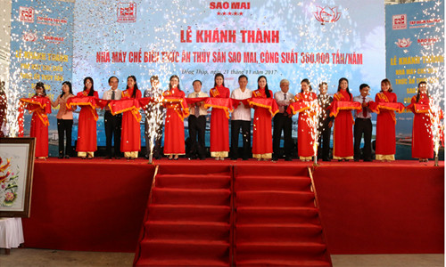 Các đại biểu cắt băng khánh thành Sao Mai Super Feed