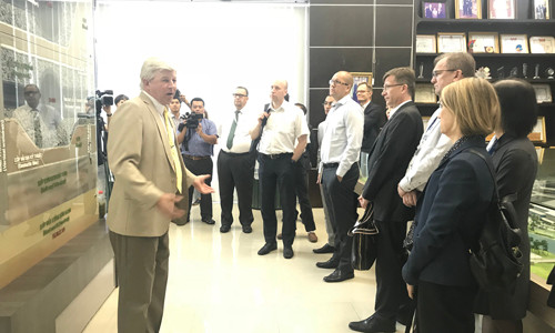 Ông Kevin Moore (phải), Giám đốc điều hành Công ty TNHH Xử lý chất thải Việt Nam (VWS) tiếp đoàn Chính phủ Phần Lan. Ảnh Việt Văn