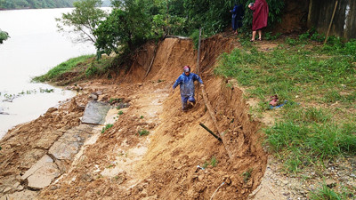 Hiện trường sạt lở đất cạnh Trường Tiểu học Hương Thọ