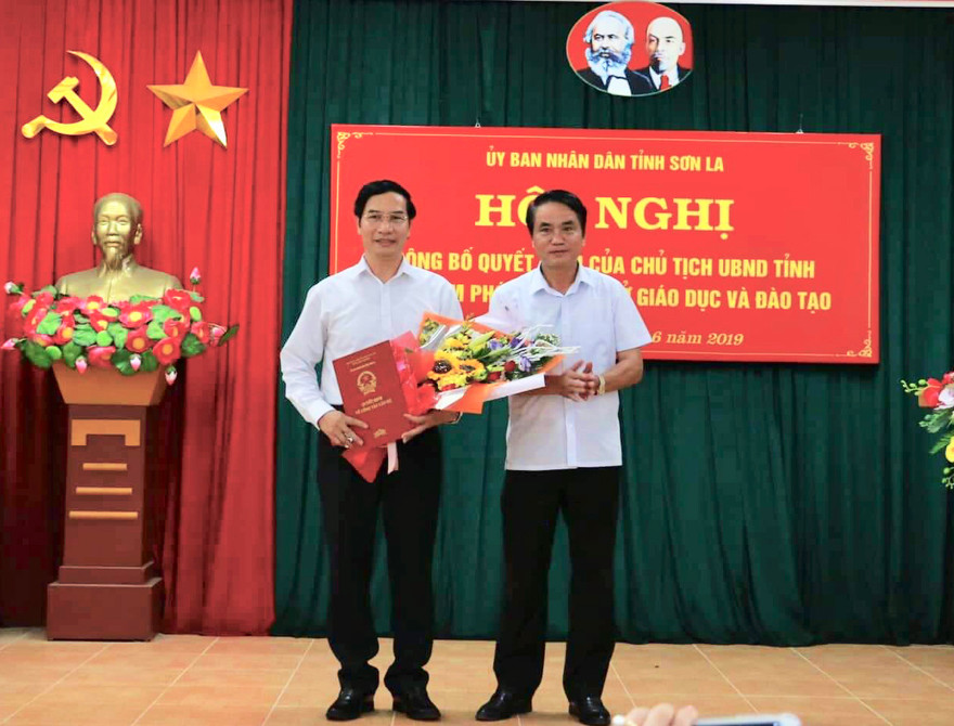 Ông Lê Hồng Minh, Phó Chủ tịch UBND tỉnh Sơn La (bên phải) trao quyết định bổ nhiệm Phó Giám đốc phụ trách Giáo dục và Đào tạo. 