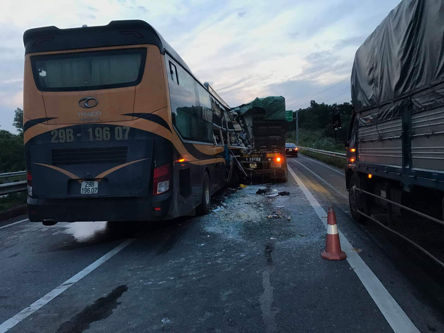  Hiện trường vụ tai nạn trên cao tốc Nội Bài - Lào Cai đoạn qua huyện Tam Dương (Vĩnh Phúc). Ảnh: Bình Minh