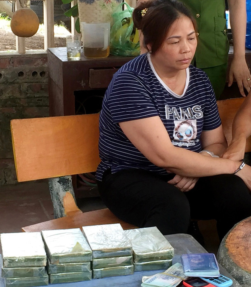 'Nữ quái' Ma Thị Tuyến cùng tang vật.