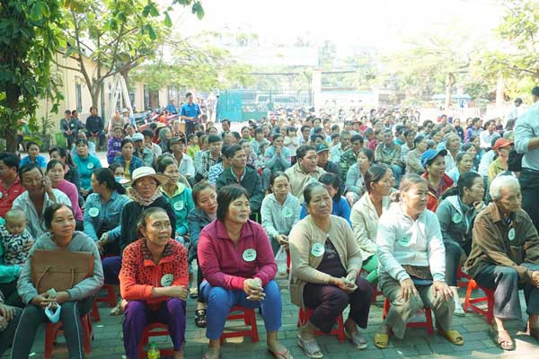 Ông Trần Tấn Ngời, Phó Chủ tịch Ủy ban MTTQ Việt Nam TPHCM trao quà đến tay người dân