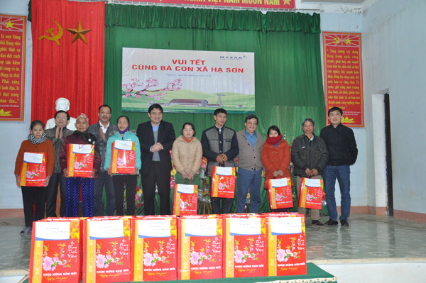 Masan Nutri – Science trao tặng 100 phần quà tết cho bà con khó khăn 