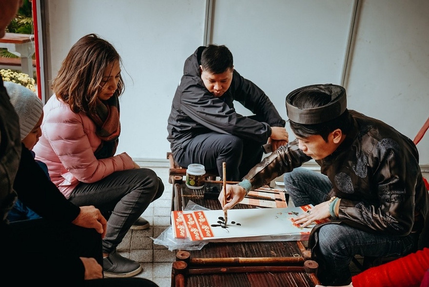 Ông đồ cho chữ - Nét văn hóa đầu xuân trong một phiên chợ Tết tại Hà Nội