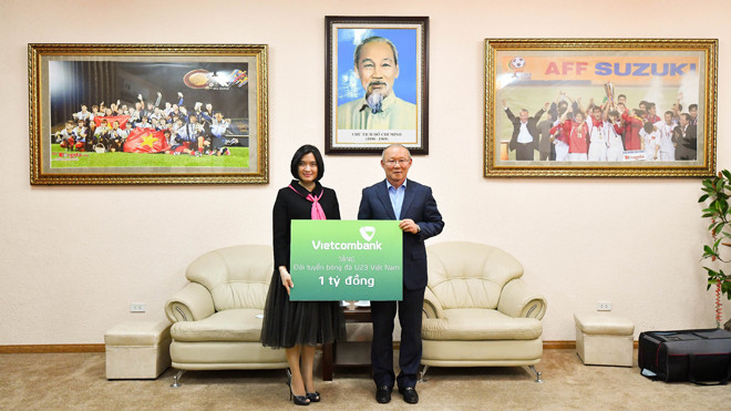Bà Phùng Nguyễn Hải Yến – Phó Tổng Giám đốc trao số tiền 1 tỷ đồng của Vietcombank tặng đội tuyển bóng đá U23 Việt Nam cho đại diện đội tuyển - ông Park Hang Seo, Huấn luyện viên trưởng