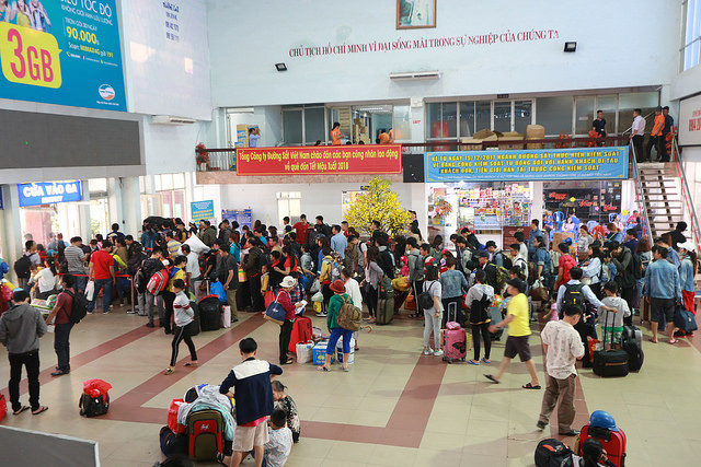 Đông đảo công nhân và người lao động tập trung tại ga Sài Gòn để lên tàu về quê