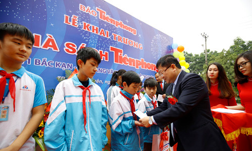 Nhà sách Tiền Phong Thái Nguyên tặng quà học sinh nghèo vượt khó