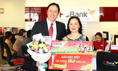 Thêm một khách hàng HDBank trúng Cúp vàng một ký vàng