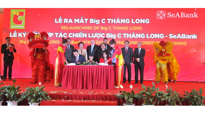 Ngân hàng bắt tay nhà bán lẻ: Tiện lợi đôi đường