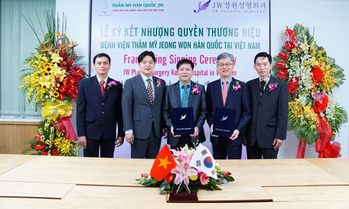 Lễ ký kết nhượng quyền thương hiệu JW tại Việt Nam. Từ trái qua: TS. BS. Hong Lim Choi, TS. BS. Nguyễn Phan Tú Dung, TS. BS. Man Koon Suh