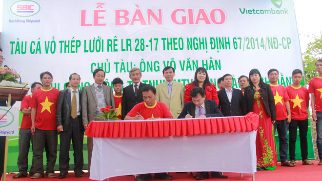 Lễ bàn giao tàu cá vỏ thép cho ngư dân Võ Văn Hân. Ảnh: Tôn Long Thắng