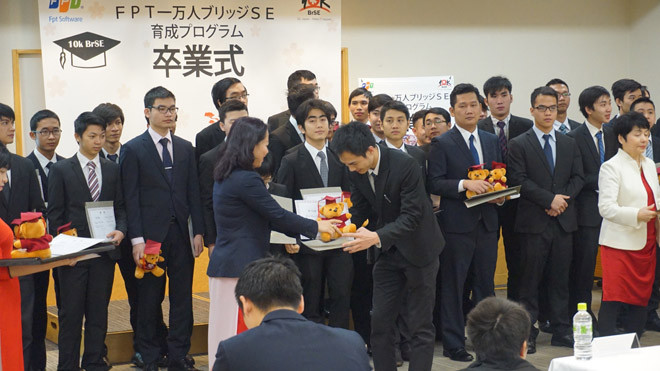 Bà Quách Liễu Hoàn, Giám đốc Chương trình 10.000 kỹ sư cầu nối trao bằng tốt nghiệp cho học viên khóa 1