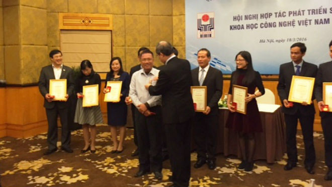 Ủy viên Bộ Chính trị, Chủ tịch Ủy ban MTTQ Việt Nam Nguyễn Thiện Nhân tặng kỷ niệm chương vì sự nghiệp phát triển KHCN cho TS Hoàng Đức Thảo, Chủ tịch HĐQT, Tổng giám đốc Busadco