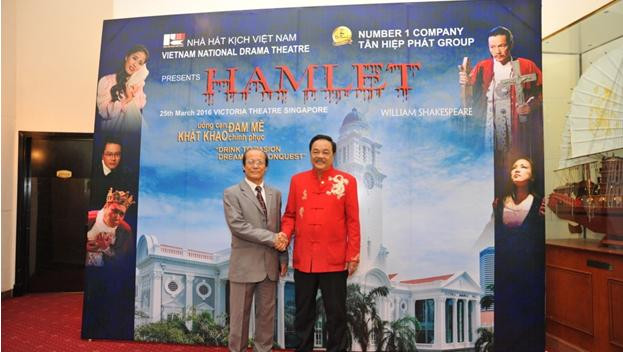 Cái bắt tay cùng đồng hành của Lãnh đạo Nhà hát kịch Việt Nam và nhà tài trợ Dr. Thanh 