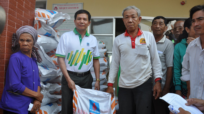 Đạm Phú Mỹ hỗ trợ bà con nông dân bị thiệt hại nặng do hạn mặn tại ở Đồng bằng sông Cửu Long
