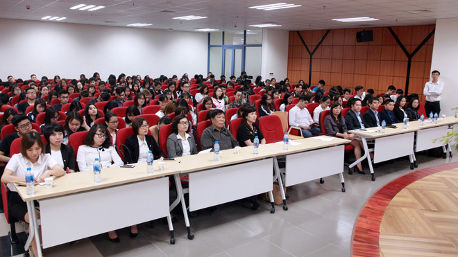 Đông đảo sinh viên đến tham dự buổi nói chuyện chuyên đề về ngành bảo hiểm nhân thọ. Ảnh: Minh Chuyên