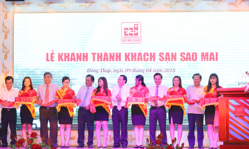 Ông Lê Thanh Thuấn- Chủ tịch Tập đoàn Sao Mai cùng lãnh đạo Tỉnh uỷ, UBND tỉnh Đồng Tháp và Hiệp hội Nghề cá Việt Nam khánh thành Sao Mai Hotel - Chuẩn thượng lưu