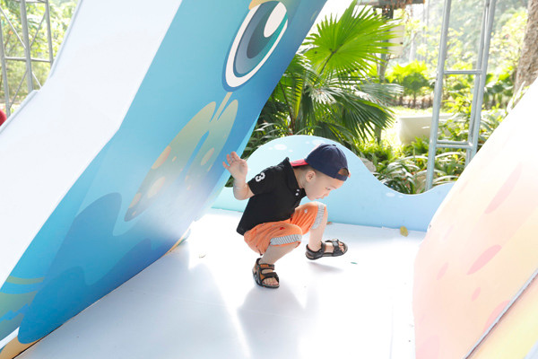 Các bé hồn nhiên chơi đùa cùng các quân domino khổng lồ, không hề biết đó là những biến chứng nguy hiểm mình có thể gặp khi mắc thủy đậu