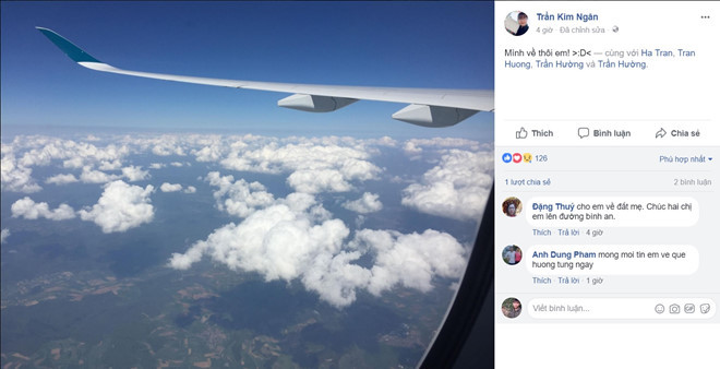 Chị gái Trần Kim Ngân trên chuyến bay đưa Hà về nước. Ảnh chụp màn hình.