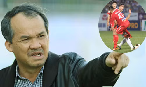 Bầu Đức nổi trận lôi đình sau pha vào bóng của Tăng Tiến (47) với Duy Mạnh. Ảnh: Đồng Thành.