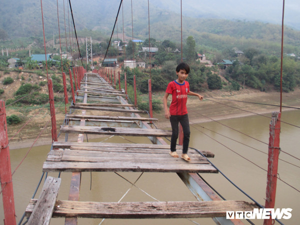 Học sinh vẫn qua lại trên cầu treo bản Lát dù cầu đã hư hỏng nghiêm trọng